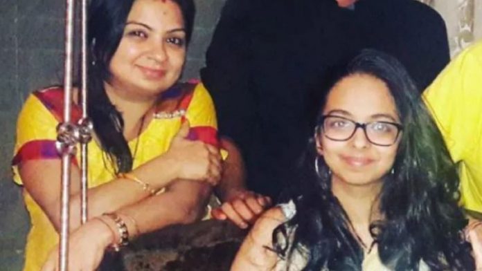 अपनी माँ के साथ जाह्नवी कुकरेजा