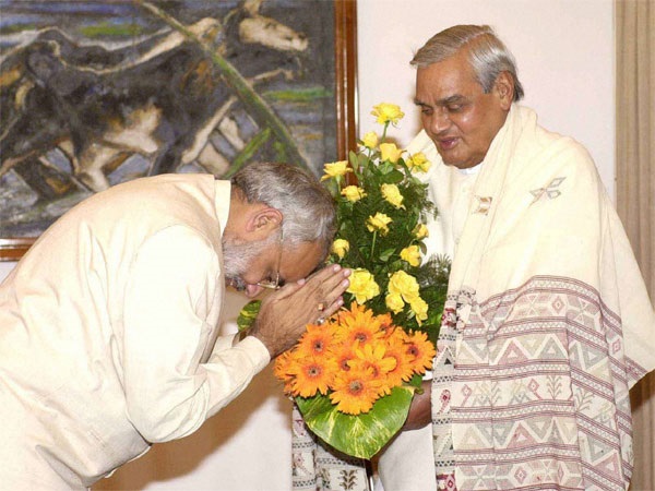 हिंदी, वाजपेयी, मोदी