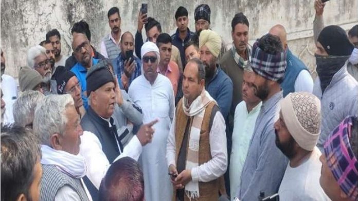 किसान नेता, ग्रामीणों का अल्टीमेटम
