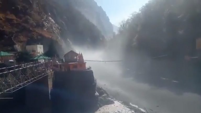 उत्तराखंड में ग्लेशियर फटने से बाँध टूटने की खबर, तेज आवाज में नदी मचा रही तांडव: CM रावत ने कहा – ‘अफवाहों से बचें’