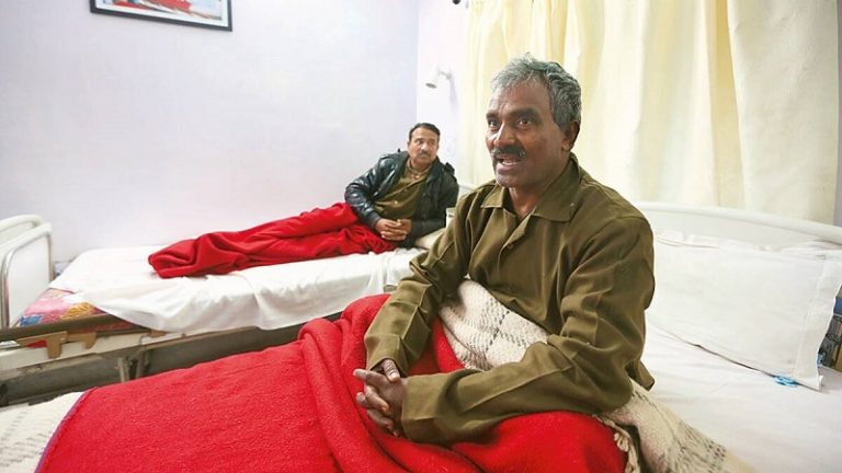 सिर्फ 2 मिनट का मोबाइल कनेक्शन, लटकने के लिए लोहे की रॉड: उत्तराखंड त्रासदी में ऐसे बचे 12 लोग