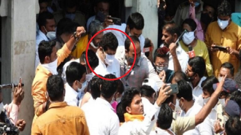 शिवसेना नेता ने खुलेआम उड़ाई कोरोना गाइडलाइंस की धज्जियाँ, बचाव में उतरी मंदिरों को जिम्मेदार ठहराने वाले ठाकरे की पुलिस