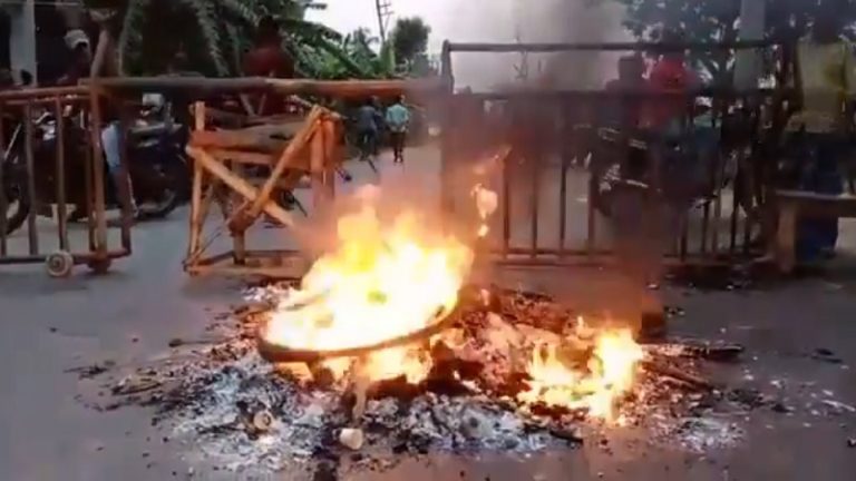 ममता बनर्जी ने टिकट काटा तो पूर्व MLA अराबुल इस्लाम ने TMC दफ्तर को किया तबाह, समर्थकों ने लगा दी आग