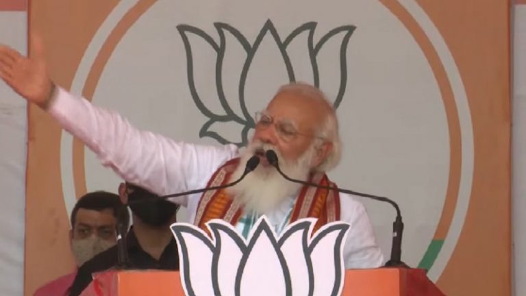इंस्टाग्राम/फेसबुक/व्हाट्सएप्प तो रात को 50 मिनट डाउन हुआ, बंगाल में विकास 50 साल से डाउन है: खड़गपुर में PM मोदी