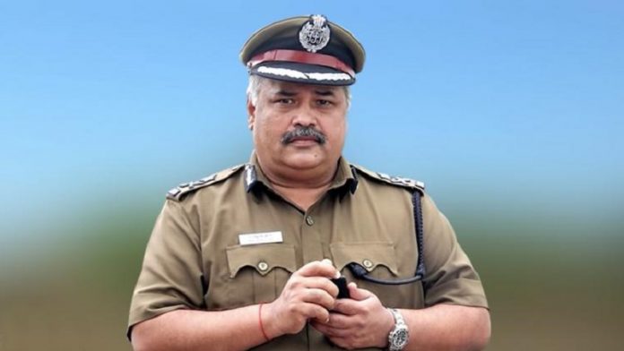 DGP, हाथ, किस, महिला IPS