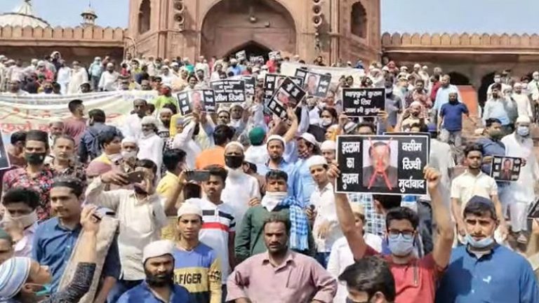 ‘वसीम रिजवी इस्लाम का दुश्मन’: जामा मस्जिद के बाहर जुटे सैकड़ों, कुरान की आयत हटाने की याचिका का विरोध
