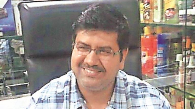 मनसुख हिरेन का शव लेने से परिजनों का इनकार, कहा- पोस्टमार्टम रिपोर्ट सार्वजनिक हो, मौत का कारण बताएँ: रिपोर्ट