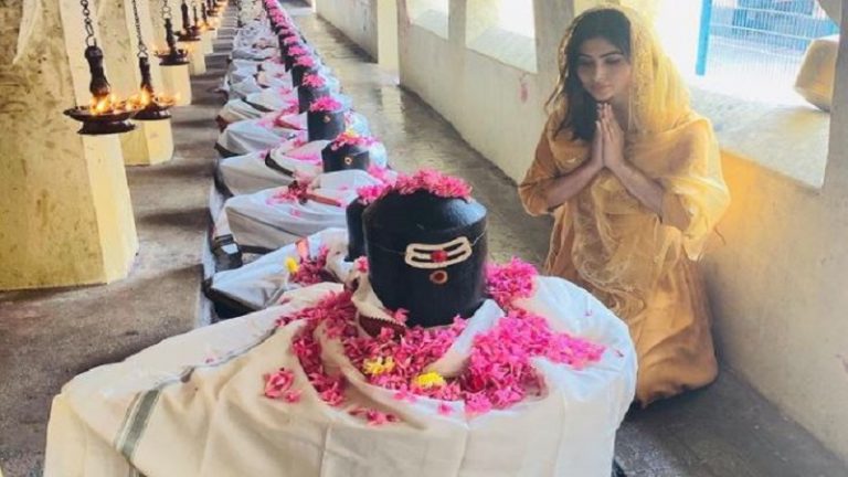 भगवद्गीता में छिपा है जीवन का सार, स्कूल में बच्चों को पढ़ाई जानी चाहिए: ‘नागिन’ फेम मौनी रॉय