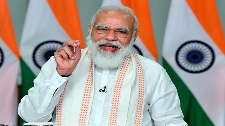 पश्चिम बंगाल: मंच पर पीएम के पैर छूने बढ़ा बीजेपी कार्यकर्ता, मोदी ने पलटकर छू लिए उन्‍हीं के पाँव, वीडियो वायरल