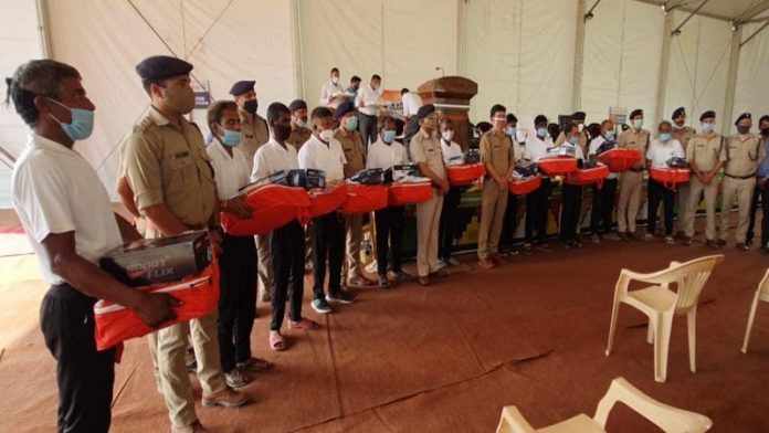 कुम्भ मेला पुलिस द्वारा भिक्षुकों का सम्मान