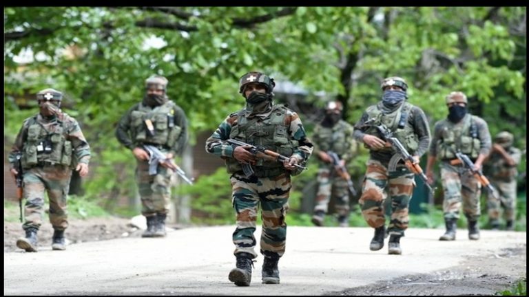 साथी के साथ मस्जिद में छिपा आतंकी कमांडर, इमाम और भाई भेजे गए अंदर: सरेंडर पर फोकस ताकि मस्जिद को न हो नुकसान