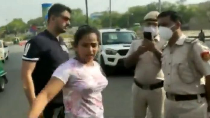 महिला, मास्क, पुलिस, बदतमीजी