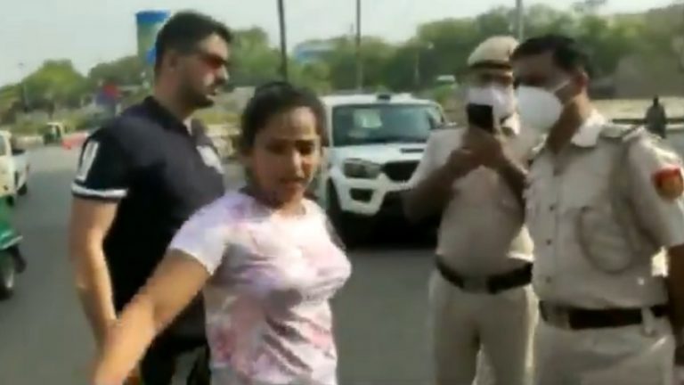 ‘मैं इसे किस करूँगी, हाथ लगा कर दिखा’: मास्क के लिए टोका तो पुलिस पर भड़की महिला, खुद को बताया SI की बेटी-UPSC टॉपर