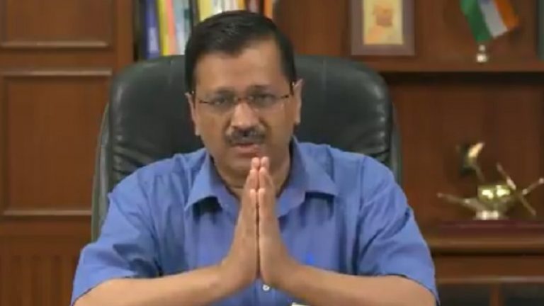 ‘छोटा सा लॉकडाउन, दिल्ली छोड़कर न जाएँ’: इधर केजरीवाल ने किया 26 अप्रैल तक कर्फ्यू का ऐलान, उधर ठेकों पर लगी कतार