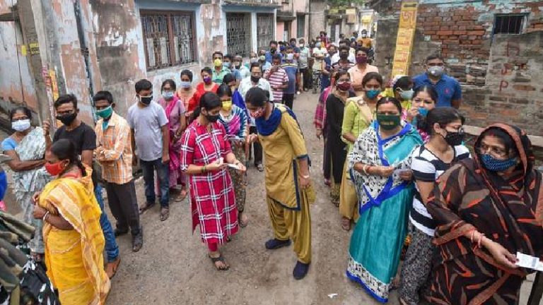 बंगाल: मतदान के बीच BJP नेता के घर पर बमबारी, उत्तर दिनाजपुर में फायरिंग; TMC उम्मीदवार को जनता ने घेरा