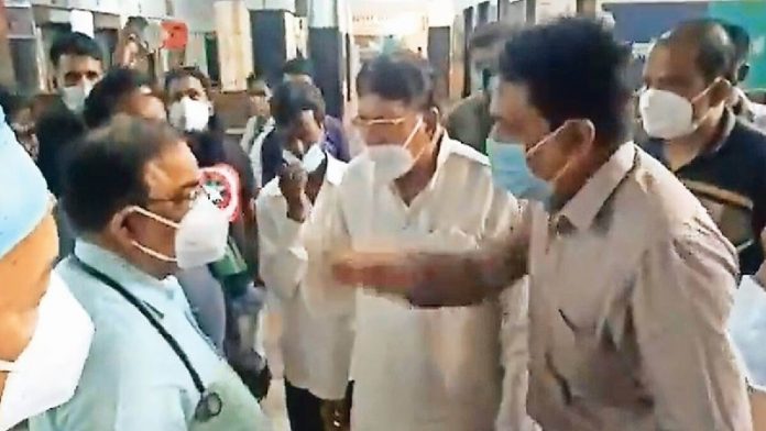 डॉक्टर, कॉन्ग्रेस नेता, बदतमीजी, FIR