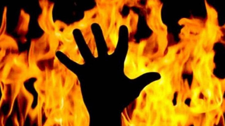 पैगंबर मोहम्मद को कुछ बोल दिया… भीड़ ने ‘अल्लाहु अकबर’ चिल्लाते हुए बूढ़ी माँ के सामने पत्थर से मारते-मारते जला कर मार डाला
