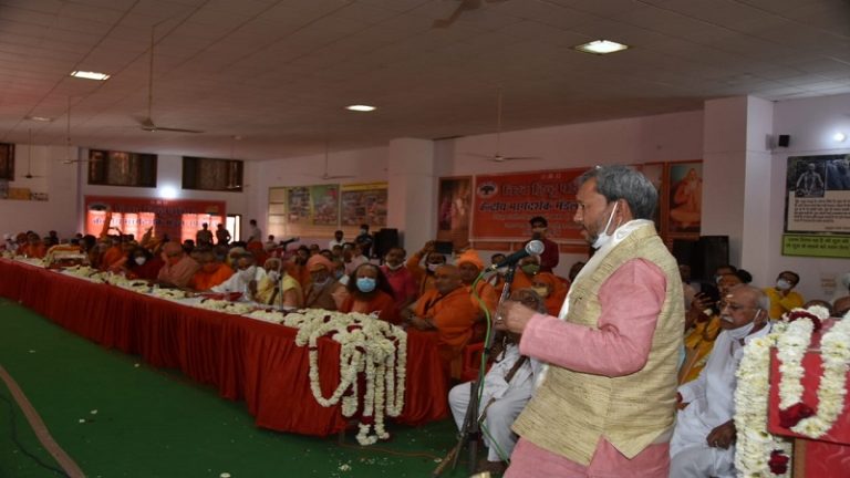 मंदिरों की मुक्ति पर निर्णय के बाद अब लव जिहाद पर कानून की तैयारी: CM तीरथ सिंह ने संतों से कहा- आपको निराश नहीं करेंगे