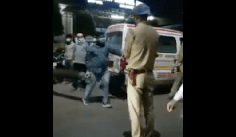 ‘माँ के लिए लेकर आया ऑक्सीजन सिलेंडर, VIP के लिए छीनकर ले गई यूपी पुलिस’: जानिए, वायरल वीडियो की हकीकत