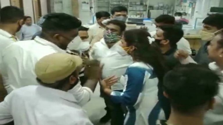 महाराष्ट्र में ऑक्सीजन सप्लाई की कमी के कारण 10 संक्रमितों की तड़पकर मौत, BJP नेता ने ठाकरे सरकार को बताया जिम्मेदार