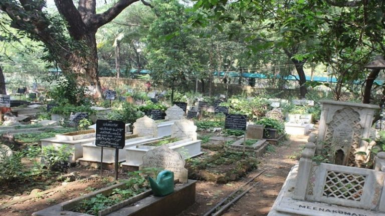 कोरोना का कहर: दिल्ली की कब्रिस्तान में जगह नहीं, लखनऊ में बढ़ा रेट, गुजरात में एडवांस में खुद रही कब्र; कम पड़ने लगे कफन