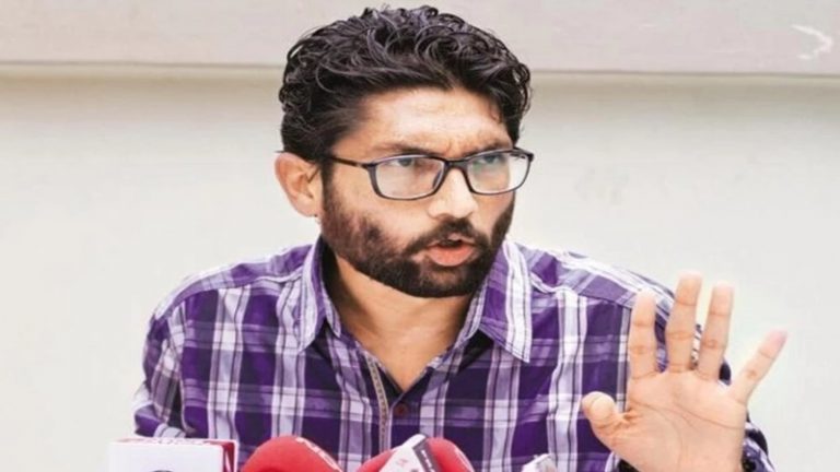 जिग्नेश मेवाणी ने हॉस्पिटल के बेड पर बैठकर गुजरात की स्वास्थ्य व्यवस्था पर उठाया सवाल, लोगों ने किया जमकर ट्रोल
