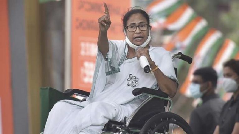 ‘पेंटर’ ममता बनर्जी को गुस्सा क्यों आता है: CM की कुर्सी से उतर धरने वाली कुर्सी कब तक?