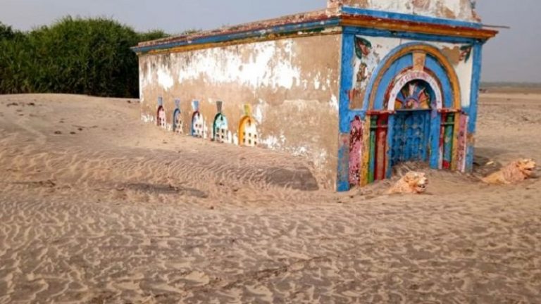 भगवान बिना मंदिर, मिट्टी में दफन हैंडपंप… ओडिशा के सतभाया (7 गाँवों का समूह) को कौन निगल र​हा