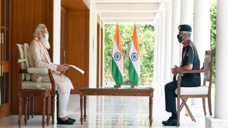 कोविड से लड़ाई में अब आर्मी का साथ: आम जनता नजदीक के सेना अस्पताल में करा सकती है इलाज, PM मोदी से मिले सेनाध्यक्ष