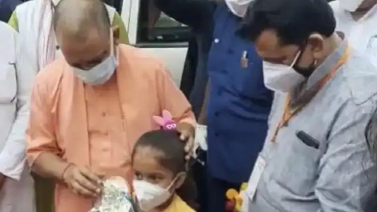 Video: 6 साल की खुशबू ने CM योगी का फूलों और राधा-कृष्ण की मूर्ति से किया स्वागत, मिला आशीर्वाद