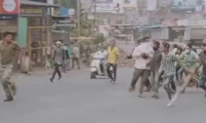लॉकडाउन महाराष्ट्र पुलिस भीड़