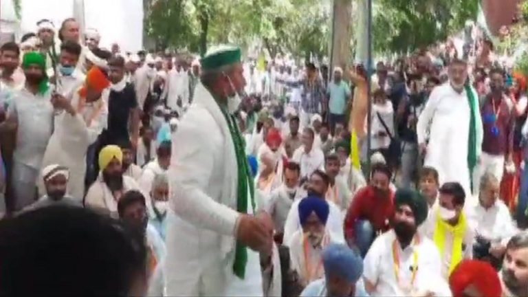 कोरोना काल में हिसार में जुटी ‘किसानों’ की भारी भीड़, राकेश टिकैत ने कहा- 2024 तक जारी रखेंगे आंदोलन
