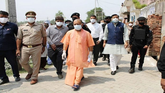 मुरादाबाद में Covid-19 संक्रमित के घर पहुँचे सीएम आदित्यनाथ