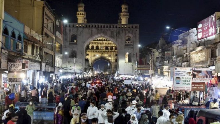 ईद से पहले हैदराबाद-मुंबई में उमड़ी भीड़, कोरोना प्रोटोकॉल-सोशल डिस्टेंसिंग भूले: Video