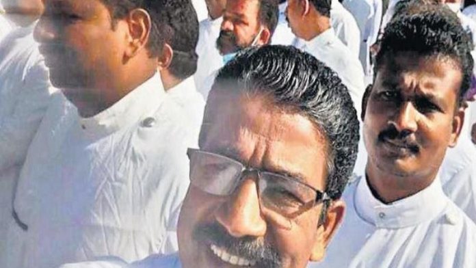 कोरोना, केरल, पादरी