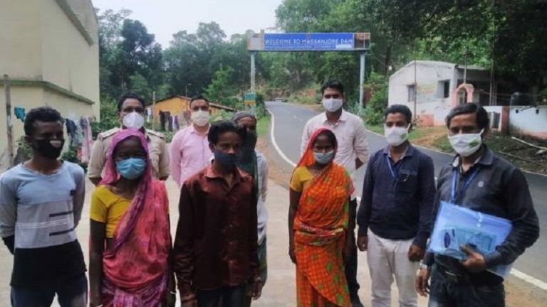 बचपन में पहुँच गया था गाँव से 1,700 किमी दूर, एक वीडियो कॉल से 13 साल बाद घर लौटा झारखंड का एक युवक