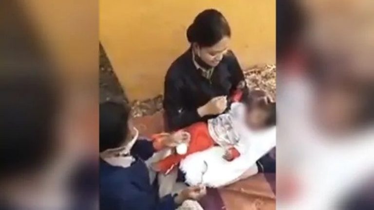 18 महीने का बच्चा, 2 दिन तक भूखे-प्यासे माँ की लाश से खेलता रहा: पड़ोसियों ने छुआ तक नहीं, पुलिस ने गोद लिया