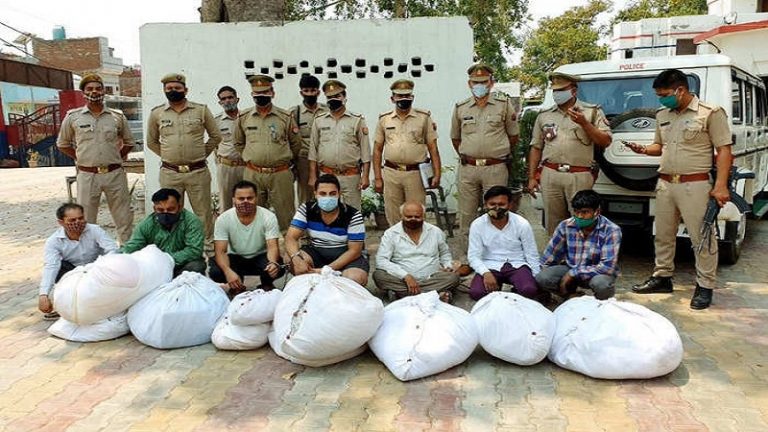 कोरोना संक्रमित शवों के कफन चुराते थे, ब्रैंडेड लेबल लगाकर बेचते थे बाजार में, 520 कफन बरामद: 7 गिरफ्तार