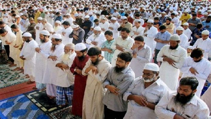 एमपी में छतरपुर जिले में कोरोना कर्फ्यू के दौरान सामूहिक नमाज़