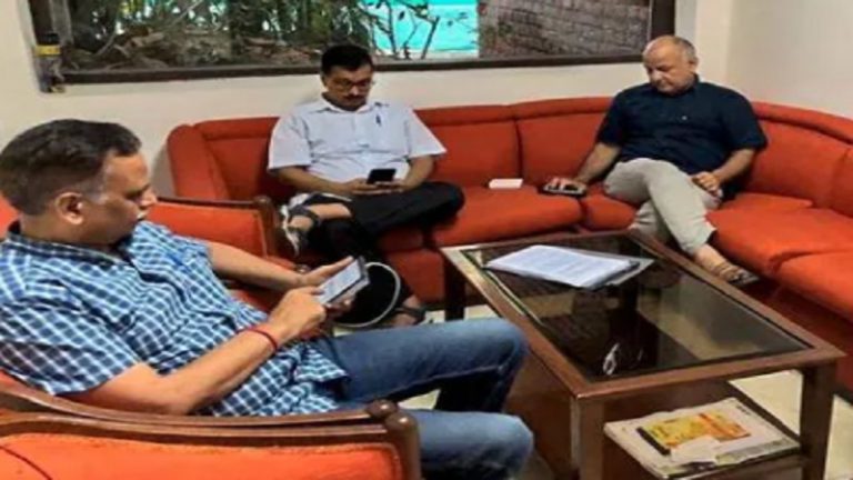 केजरीवाल के ‘सिंगापुर झूठ’ की ढोल फटने के बाद भी AAP के दूसरे नेता कर रहे राजनीति: उल्टे-सीधे बयान पर चौतरफा लताड़