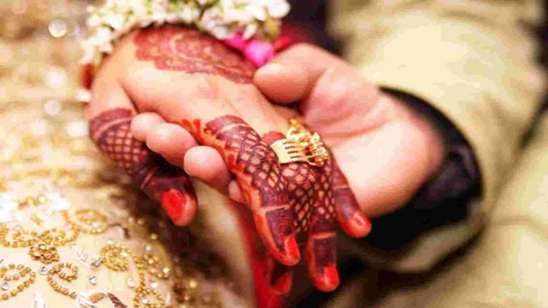 मुस्लिम युवती ने हिंदू से मंदिर में की शादी, भड़के रिश्तेदारों ने पहले पीटा फिर सिर मुंडवा गाँव में घुमाया