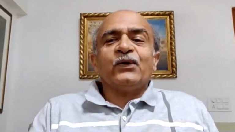 खबर में से आधी बात बताई, आधी छिपाई… मास्क के बाद अब वैक्सीन को लेकर प्रशांत भूषण ने लोगों को किया गुमराह