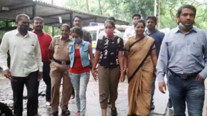 क्राइम पेट्रोल, अभिनेत्रियों गिरफ्तार, चोरी