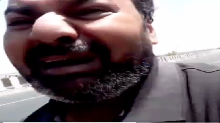 पति बोला – ‘दिल चीर के देख तेरा ही नाम होगा’, पत्नी चाकू लेकर पीछे पड़ गई, जान बचा सड़क पर भाग रहा आदमी – Viral Video