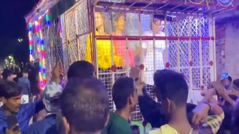 पिंजरे में कैद बार गर्ल्स को बाहर से लगाया ताला, मो. नसीम के घर निकाह में रात भर हुआ अमानवीय डांस