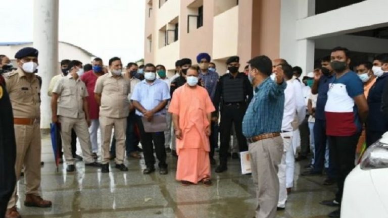 महंत अवेद्यनाथ महाविद्यालय में औचक निरीक्षण करने पहुँचे CM योगी, बोले- गुणवत्ता से न हो समझौता, छात्रों को दी जाए हर सुविधा