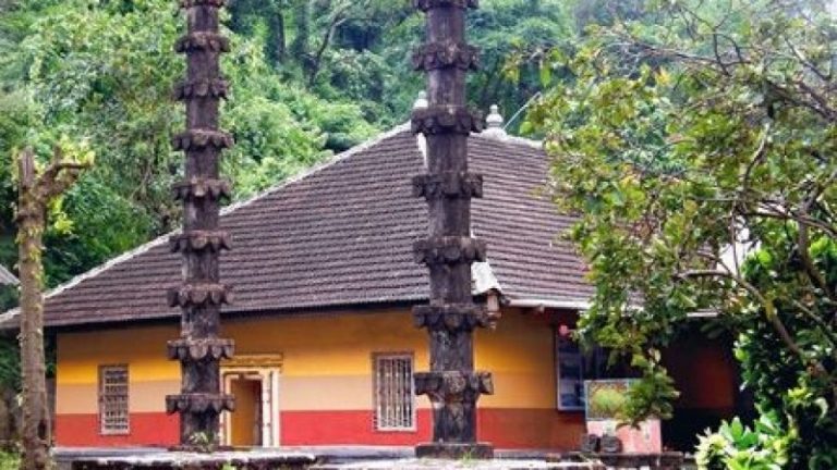 दो समुद्री तटों और चार पहाड़ियों के बीच स्थित रायगढ़ का हरिहरेश्वर मंदिर, जहाँ विराजमान हैं पेशवाओं के कुलदेवता