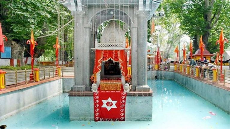 खीर भवानी माता मंदिर: शुभ-अशुभ से पहले बदल जाता है कुंड के जल का रंग, अनुच्छेद-370 पर दिया था खुशहाली का संकेत