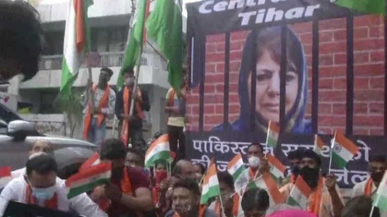जम्मू-कश्मीर के लोग अपने पूर्व मुख्यमंत्री को जेल में डालने के लिए धरने पर बैठे, कर रही थीं पाकिस्तान की वकालत