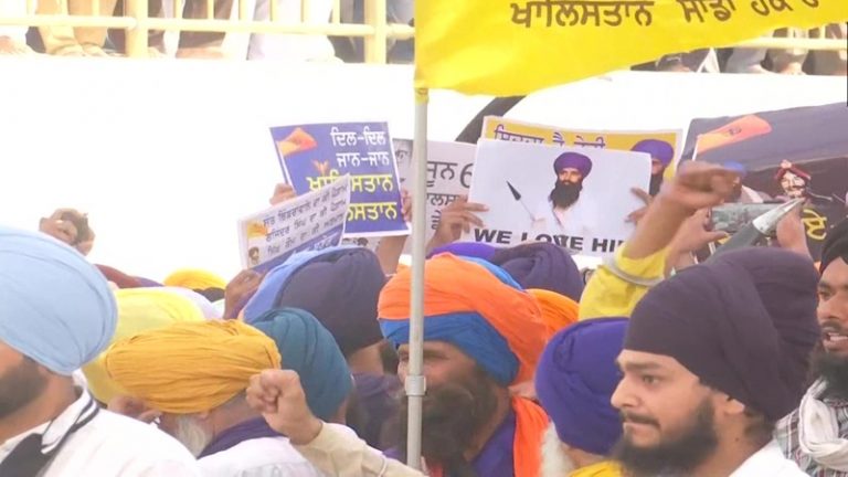स्वर्ण मंदिर में खालिस्तानी झंडे और भिंडरावाले के पोस्टर: ऑपरेशन ब्लू स्टार की 37वीं बरसी पर दीप सिद्धू भी अंदर